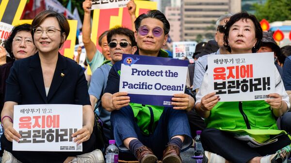 Ativistas se reúnem para protestar contra a liberação planejada no oceano Pacífico da água da usina nuclear japonesa de Fukushima, em Seul, Coreia do Sul, 24 de junho de 2023 - Sputnik Brasil