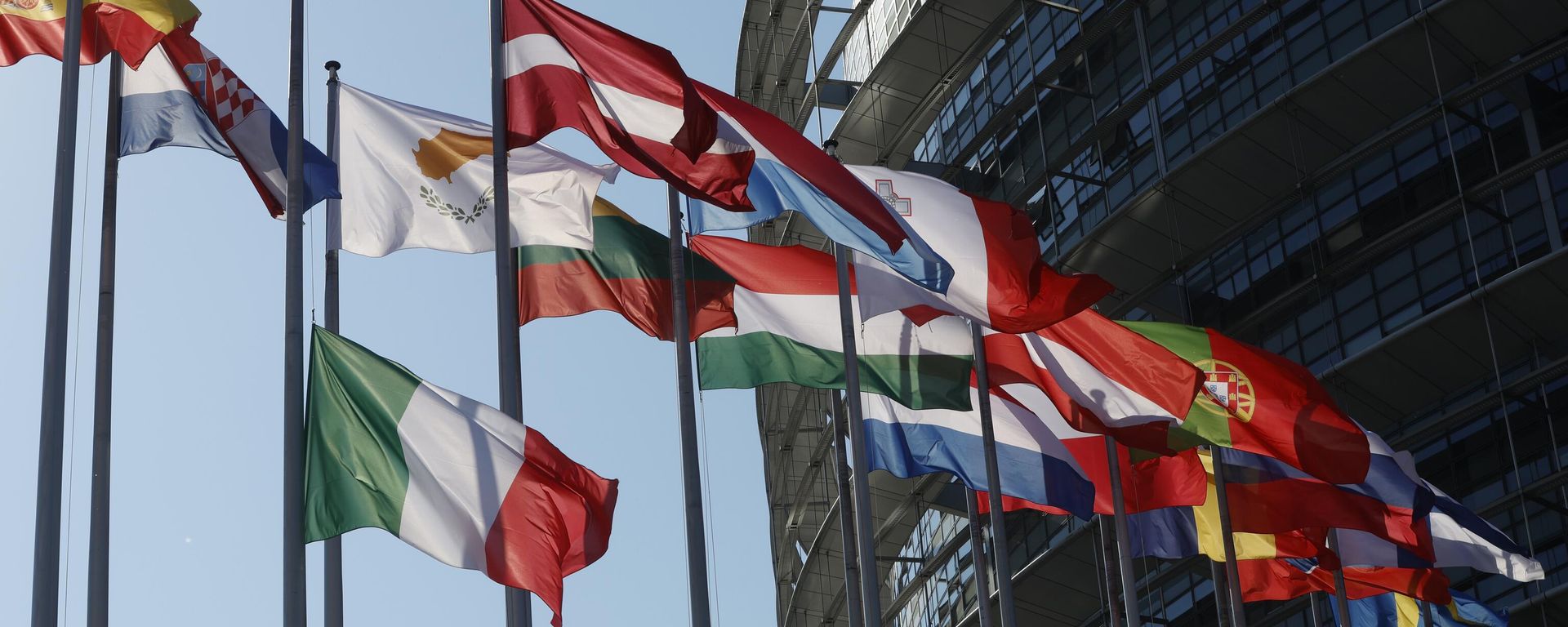Bandeira de Itália é hasteada a meio mastro para homenagear o falecido primeiro-ministro italiano Silvio Berlusconi, junto de outras bandeiras da União Europeia, no Parlamento Europeu em Estrasburgo, França, 14 de junho de 2023 - Sputnik Brasil, 1920, 29.09.2026