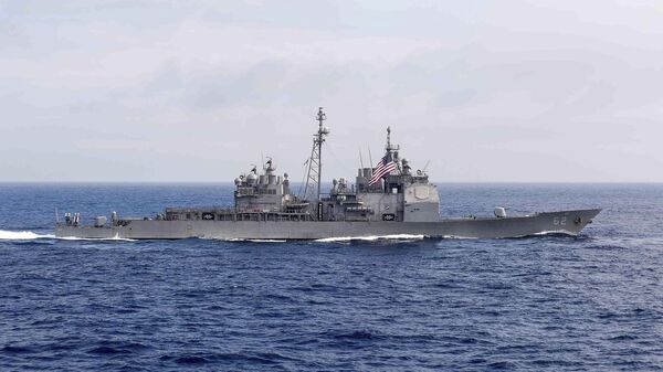 Cuzador de mísseis guiados da classe Ticonderoga, o USS Robert Smalls, navega no mar das Filipinas (imagem de arquivo) - Sputnik Brasil