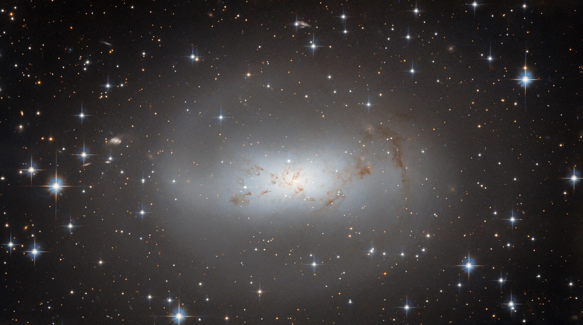 O Telescópio Espacial Hubble detectou uma galáxia irregular chamada ESO 174-1, semelhante a uma nuvem solitária e turva contra um fundo de estrelas brilhantes - Sputnik Brasil, 1920, 26.06.2023