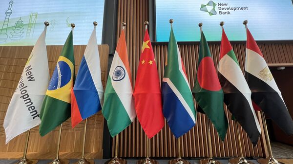 Bandeiras do Brasil, Rússia, Índia, China, África do Sul, Bangladesh, Emirados Árabes Unidos e Egito ao lado da bandeira do Novo Banco de Desenvolvimento, 30 de maio de 2023 - Sputnik Brasil