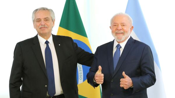 O presidente Luiz Inácio Lula da Silva (D) recebe seu homólogo da Argentina, Alberto Fernández (E), no Palácio do Brasil, Brasília, 26 de junho de 2023 - Sputnik Brasil