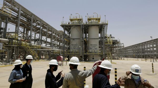 Engenheiros e jornalistas da saudita Saudi Aramco observam usina de Recuperação de Líquidos de Gás Natural Hawiyah em Hawiyah, Província Oriental da Arábia Saudita, 28 de junho de 2021 - Sputnik Brasil