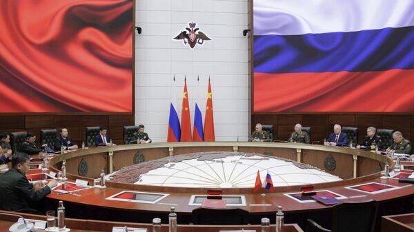 O ministro da Defesa da Rússia, Sergei Shoigu, e o ministro da Defesa da China, general Li Shangfu, participam de negociações entre os chefes dos ministérios militares da Rússia e da China, em 18 de abril de 2023 - Sputnik Brasil