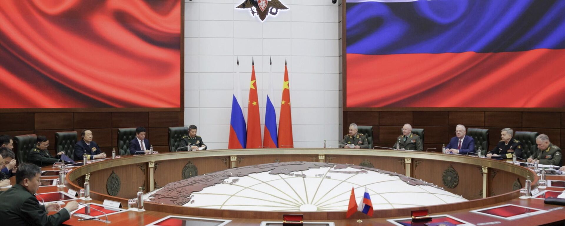 O ministro da Defesa da Rússia, Sergei Shoigu, e o ministro da Defesa da China, general Li Shangfu, participam de negociações entre os chefes dos ministérios militares da Rússia e da China, em 18 de abril de 2023 - Sputnik Brasil, 1920, 21.07.2025