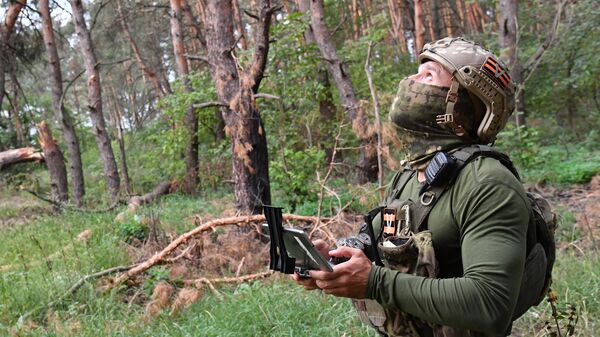 Um soldado russo ajusta o fogo de artilharia usando um drone perto de uma linha de frente, durante a operação militar da Rússia na Ucrânia, na região da Carcóvia - Sputnik Brasil