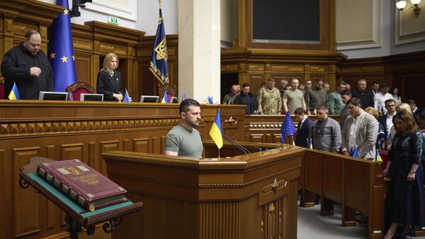 O presidente ucraniano, Vladimir Zelensky (ao centro), e legisladores fazem um minuto de silêncio em homenagem aos soldados mortos durante combates com as tropas russas, enquanto visita uma sessão do Parlamento ucraniano. Kiev, Ucrânia, 28 de junho de 2023 - Sputnik Brasil