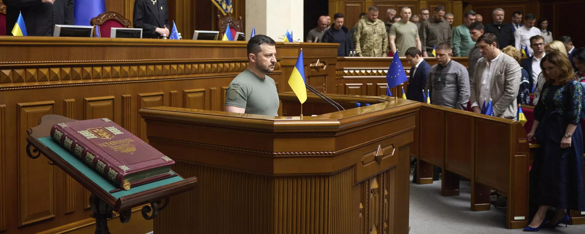 O presidente ucraniano, Vladimir Zelensky (ao centro), e legisladores fazem um minuto de silêncio em homenagem aos soldados mortos durante combates com as tropas russas, enquanto visita uma sessão do parlamento ucraniano. Kiev, Ucrânia, 28 de junho de 2023 - Sputnik Brasil, 1920, 01.04.2024