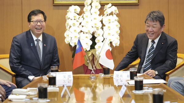 Cheng Wen-tsan, vice-primeiro-ministro de Taiwan, e o secretário-geral do Partido Liberal Democrático do Japão, Toshimitsu Motegi, realizam uma reunião na sede do partido em Tóquio em 28 de junho de 2023 - Sputnik Brasil