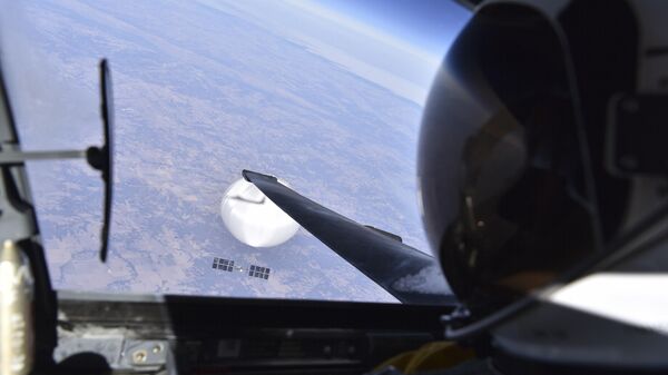 Piloto de U-2 da Força Aérea dos EUA olha para o suposto balão de vigilância chinês enquanto ele paira sobre os Estados Unidos, 3 de fevereiro de 2023. - Sputnik Brasil