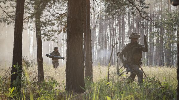 Soldados ucranianos realizam uma operação de combate na linha de frente perto de Kremennaya. Ucrânia, 8 de junho de 2023 - Sputnik Brasil