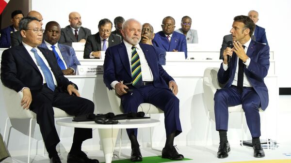 O presidente francês Emmanuel Macron, à direita, fala enquanto o presidente brasileiro Luiz Inácio Lula da Silva, ao centro, e o primeiro-ministro da China, Li Qiang, ouvem durante a sessão de encerramento da Cúpula do Novo Pacto Financeiro Global, 23 de junho de 2023 - Sputnik Brasil