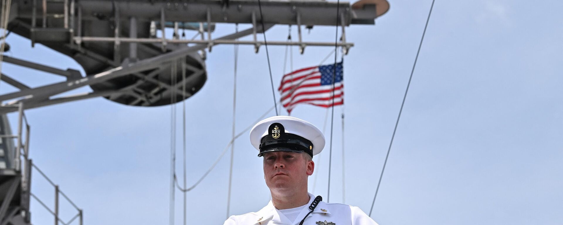 Oficial da Marinha dos EUA no convés do cruzador de mísseis guiados USS Robert Smalls durante visita ao porto de Danang, Vietnã, 26 de junho de 2023 - Sputnik Brasil, 1920, 29.06.2023