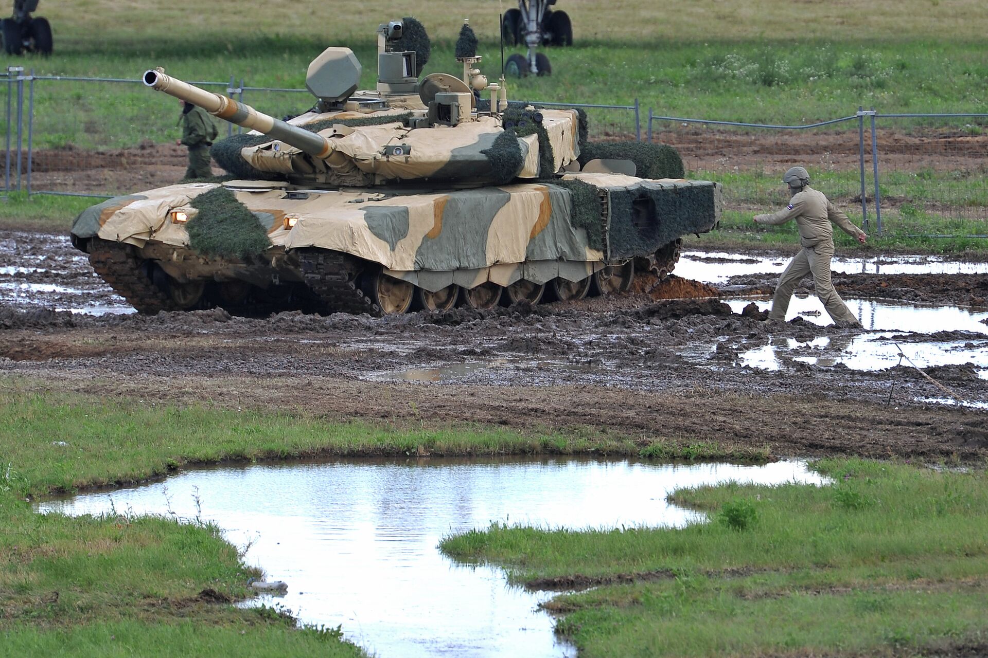 Sistema de camuflagem Nakidka cobrindo um tanque T-90MS - Sputnik Brasil, 1920, 30.06.2023