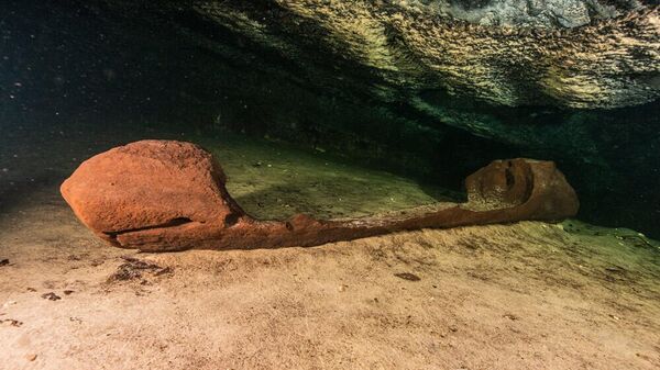Uma antiga canoa foi encontrada debaixo d'água dentro de um sumidouro mexicano perto da cidade maia em ruínas de Chichén Itzá - Sputnik Brasil