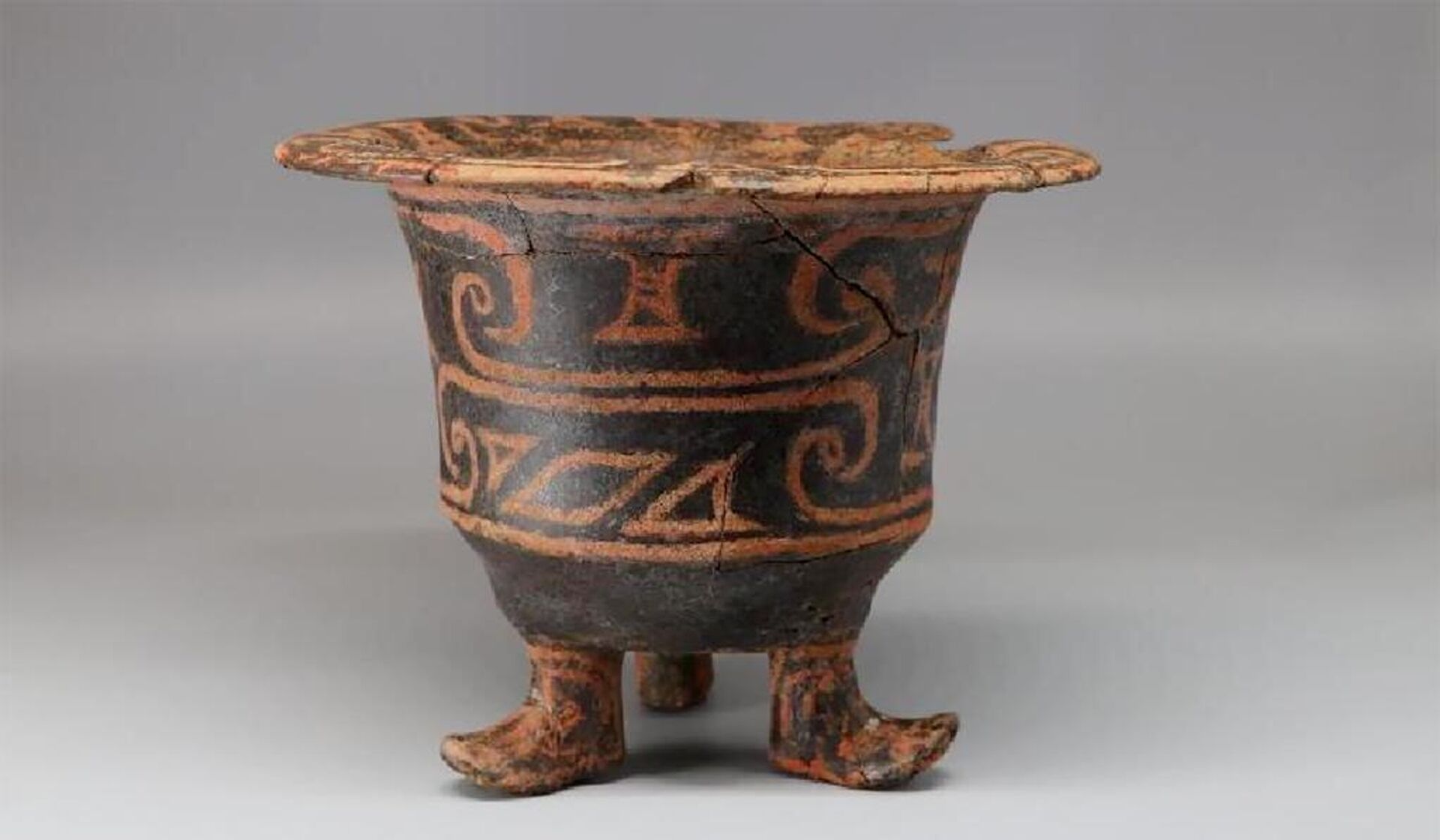 Foram recuperados centenas de artefatos, como vasos, cerâmicas pintadas e ornamentos com pedaços de jade - Sputnik Brasil, 1920, 02.07.2023