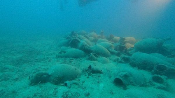 Navio naufragado do século III a.C. é encontrado no fundo do mar Adriático repleto de ânforas - Sputnik Brasil