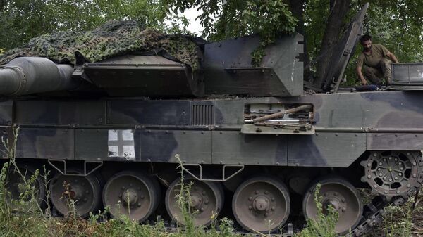 Soldados ucranianos consertam tanque Leopard 2 na região de Zaporozhie, 21 de junho de 2023 - Sputnik Brasil
