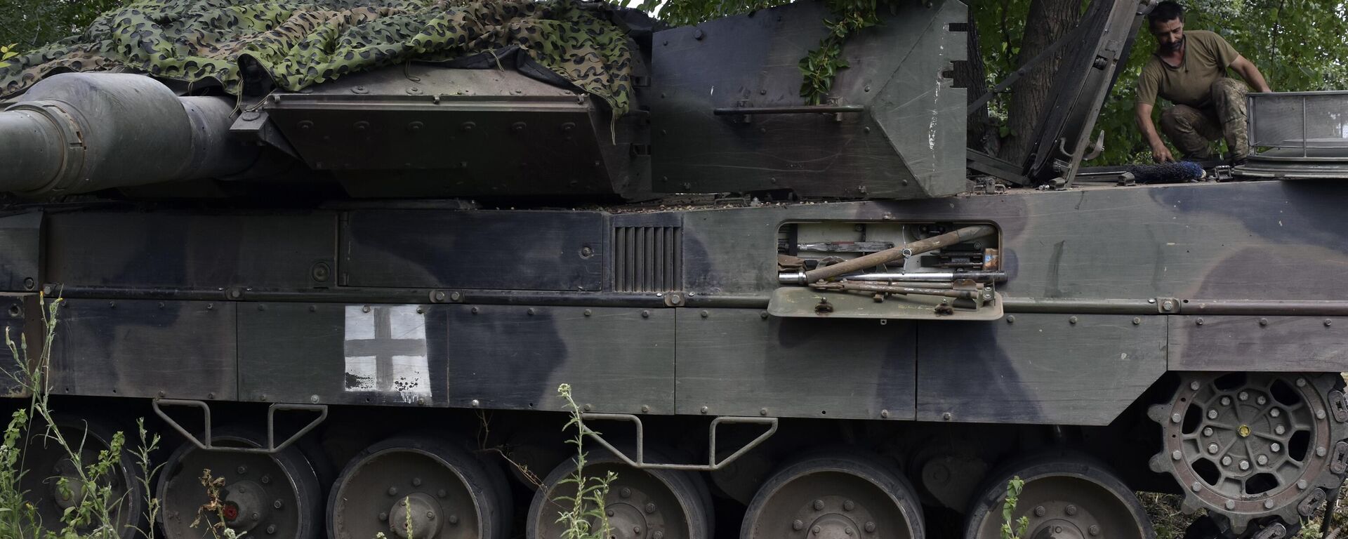 Soldados ucranianos consertam tanque Leopard 2 na região de Zaporozhie, 21 de junho de 2023 - Sputnik Brasil, 1920, 16.10.2023