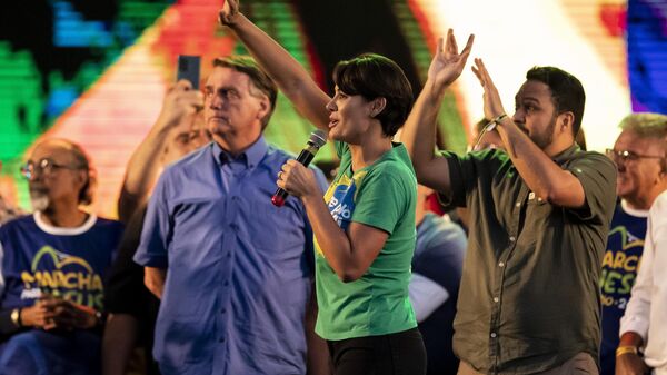 A então primeira-dama, Michelle Bolsonaro, fala acompanhada de seu marido, o então presidente Jair Bolsonaro, no evento cristão anual Marcha para Jesus, no Rio de Janeiro, Brasil, 13 de agosto de 2022 - Sputnik Brasil