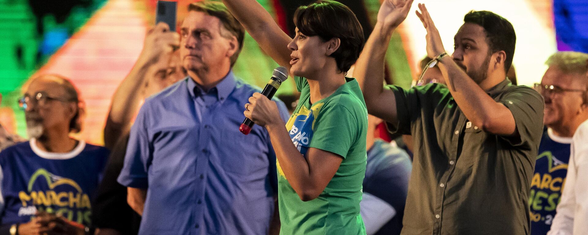 A então primeira-dama, Michelle Bolsonaro, fala acompanhada de seu marido, o então presidente Jair Bolsonaro, no evento cristão anual Marcha para Jesus, no Rio de Janeiro, Brasil, 13 de agosto de 2022 - Sputnik Brasil, 1920, 26.01.2025