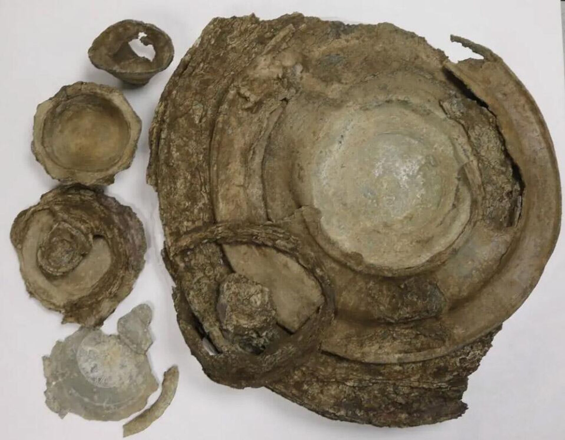 Um valioso tesouro de dois mil anos, que remonta ao Império Romano, foi descoberto por um detectorista de metais em Suffolk, condado não metropolitano do Reino Unido - Sputnik Brasil, 1920, 05.07.2023