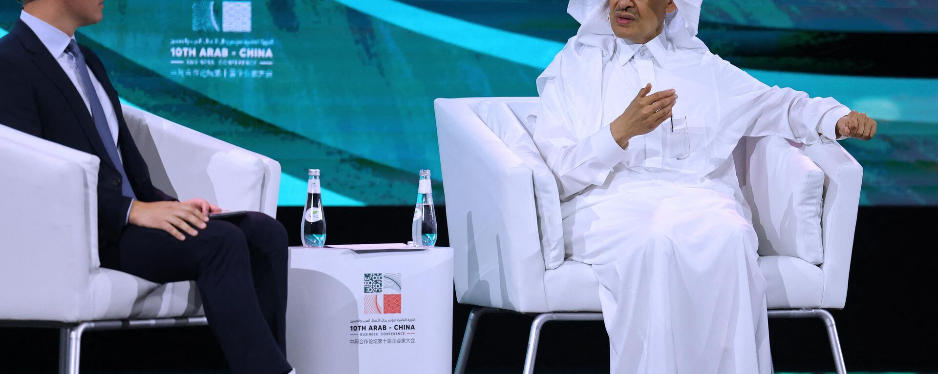 O ministro saudita da Energia, príncipe Abdulaziz bin Salman al-Saud, fala durante um painel de discussão na 10ª Conferência de Negócios Árabe-China em Riad, em 11 de junho de 2023 - Sputnik Brasil, 1920, 05.07.2023