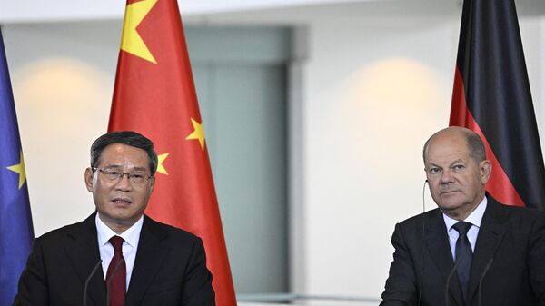 O chanceler alemão Olaf Scholz e o primeiro-ministro da China, Li Qiang, participam de uma coletiva de imprensa no final das consultas econômicas germano-chinesas em 20 de junho de 2023 no Ministério da Economia em Berlim - Sputnik Brasil