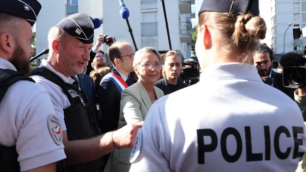 A primeira-ministra francesa Elisabeth Borne (C) cumprimenta policiais durante visita ao distrito de Hauteville, em Lisieux, afetado pela violência urbana dos últimos dias, 6 de julho de 2023 - Sputnik Brasil