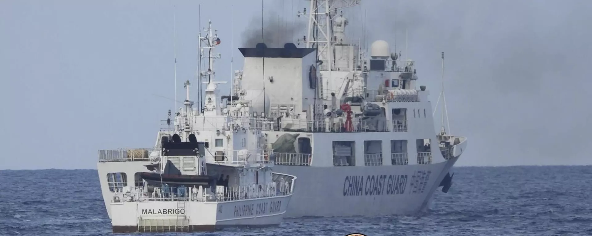 Navio da Guarda Costeira da China (à direita) supostamente impedindo passagem do navio Malabrigo da Guarda Costeira das Filipinas perto do atol Second Thomas Shoal, no mar do Sul da China, 30 de junho de 2023 - Sputnik Brasil, 1920, 15.07.2024