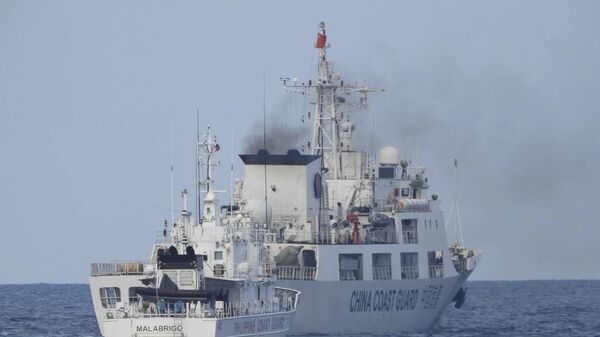 Navio da Guarda Costeira da China (à direita) supostamente obstrui navio Malabrigo da Guarda Costeira das Filipinas perto do atol Second Thomas Shoal, no mar do Sul da China, 30 de junho de 2023 - Sputnik Brasil