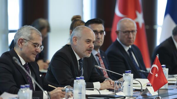 Akif Kilic, embaixador e chefe da delegação turca (ao centro), fala durante uma reunião com delegações da Suécia, Finlândia e OTAN no complexo presidencial turco em Ancara, Turquia, 14 de junho de 2023 - Sputnik Brasil