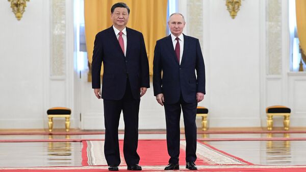 O presidente chinês, Xi Jinping, e o presidente russo, Vladimir Putin, participam de uma cerimônia de boas-vindas antes da Rússia - a China conversa em um formato restrito no Kremlin em Moscou, Rússia - Sputnik Brasil