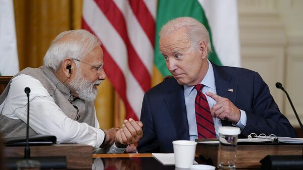 O presidente Joe Biden fala com o primeiro-ministro da Índia, Narendra Modi, e líderes empresariais americanos e indianos na Sala Leste da Casa Branca, 23 de junho de 2023, em Washington - Sputnik Brasil