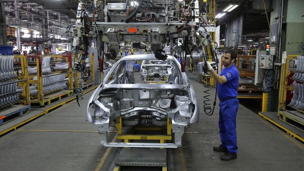 Um trabalhador monta um carro na fábrica de automóveis  - Sputnik Brasil