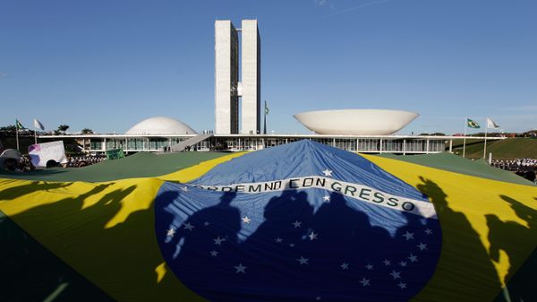 Manifestantes com bandeira brasiliera em frente ao Congresso Nacional em Brasília, 16 de junho de 2013 - Sputnik Brasil