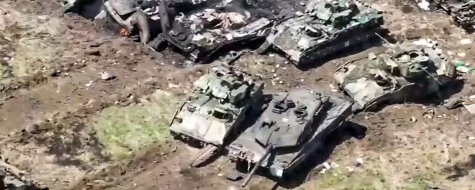 Foto de tanques Leopard 2 e Bradley entre veículos ucranianos destruídos e danificados - Sputnik Brasil, 1920, 20.01.2024