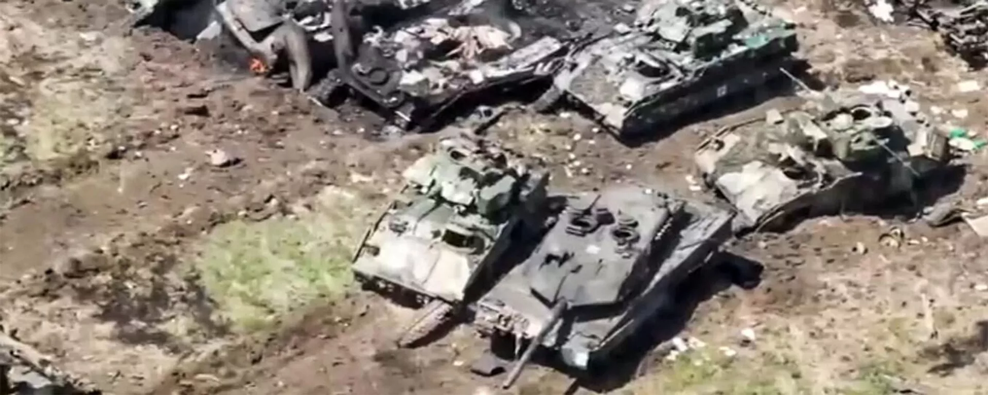 Foto de tanques Leopard 2 e Bradley entre veículos ucranianos destruídos e danificados - Sputnik Brasil, 1920, 31.10.2023