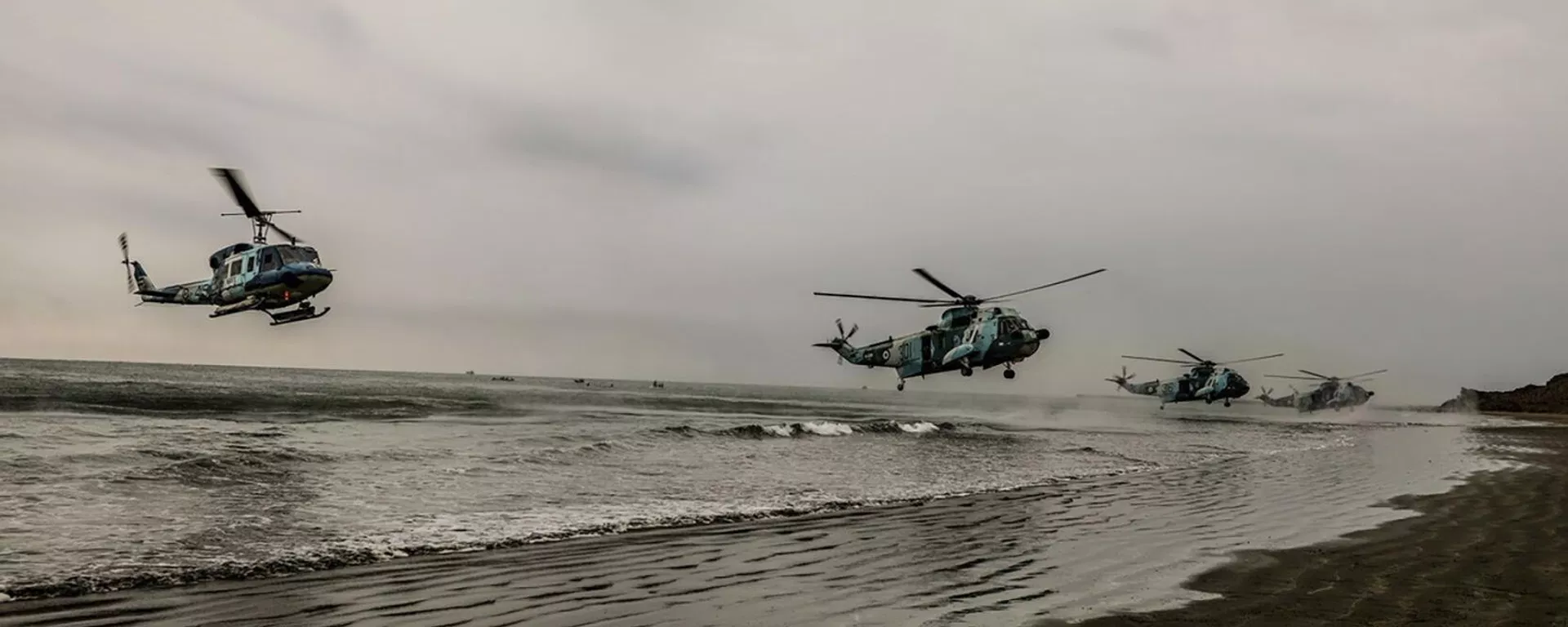 Nesta foto divulgada pelo site oficial do Exército iraniano, helicópteros chegam à costa em um exercício anual na área costeira do golfo de Omã e perto do estratégico estreito de Ormuz, 30 de dezembro de 2022 Nesta foto divulgada pelo site oficial do Exército iraniano, helicópteros chegam à costa em um exercício anual na área costeira do golfo de Omã e perto do estratégico estreito de Ormuz, 30 de dezembro de 2022 - Sputnik Brasil, 1920, 03.04.2026
