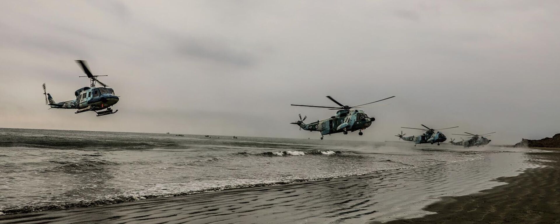 Nesta foto divulgada pelo site oficial do Exército iraniano, helicópteros chegam à costa em um exercício anual na área costeira do golfo de Omã e perto do estratégico estreito de Ormuz, 30 de dezembro de 2022 - Sputnik Brasil, 1920, 03.04.2026