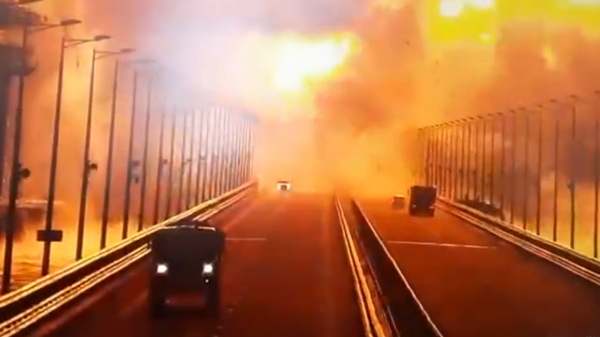 Imagens de câmeras de segurança capturam o momento da explosão na Ponte da Crimeia. (Captura de tela) - Sputnik Brasil