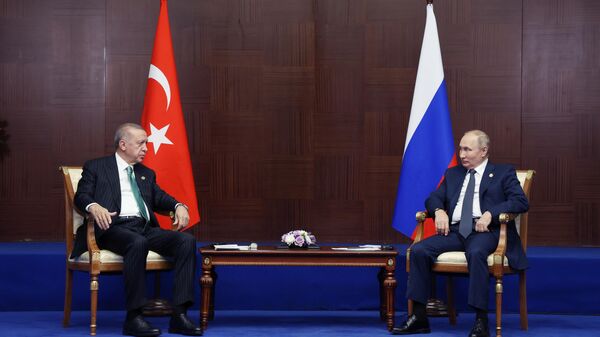 Recep Tayyip Erdogan (à esquerda) e Vladimir Putin (à direita), presidentes da Turquia e da Rússia, respetivamente, conversam à margem da 6ª cúpula da Conferência sobre Interação e Medidas de Fortalecimento da Confiança na Ásia (CICA, na sigla em inglês) no Palácio da Independência em Astana, Cazaquistão, 13 de outubro de 2022 - Sputnik Brasil