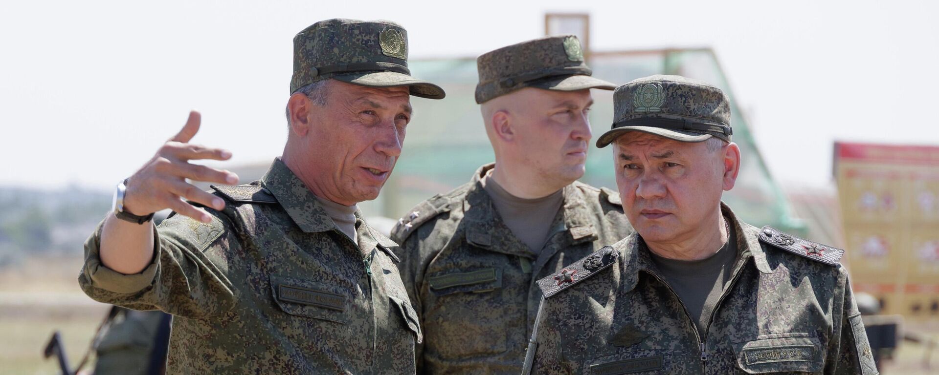 Ministro da Defesa russo, Sergei Shoigu (à direita) inspeciona nível de prontidão para combate nos polígonos do Distrito Militar do Sul, 7 de julho de 2023 - Sputnik Brasil, 1920, 11.07.2023