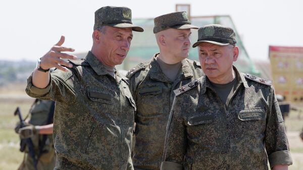 Ministro da Defesa russo, Sergei Shoigu (à direita) inspeciona nível de prontidão para combate nos polígonos do Distrito Militar do Sul, 7 de julho de 2023 - Sputnik Brasil