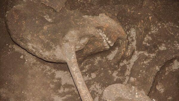 Pelo menos 128 ossadas, vasos e artefatos de pedra e rocha vulcânica foram encontrados na cidade rural de Llano Chico, no nordeste de Quito, no Equador - Sputnik Brasil