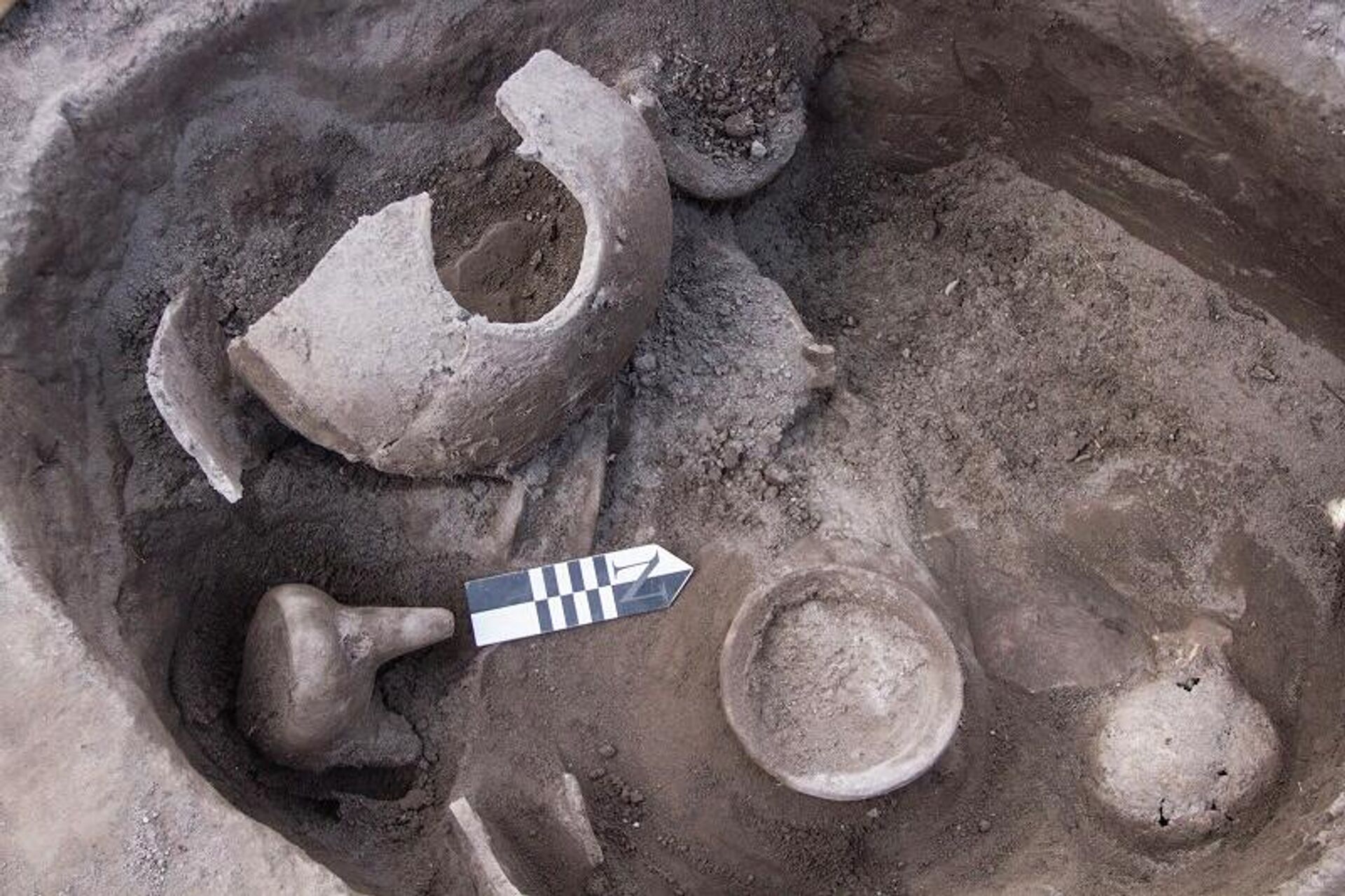 Pelo menos 128 ossadas, vasos e artefatos de pedra e rocha vulcânica foram encontrados na cidade rural de Llano Chico, no nordeste de Quito, no Equador - Sputnik Brasil, 1920, 12.07.2023