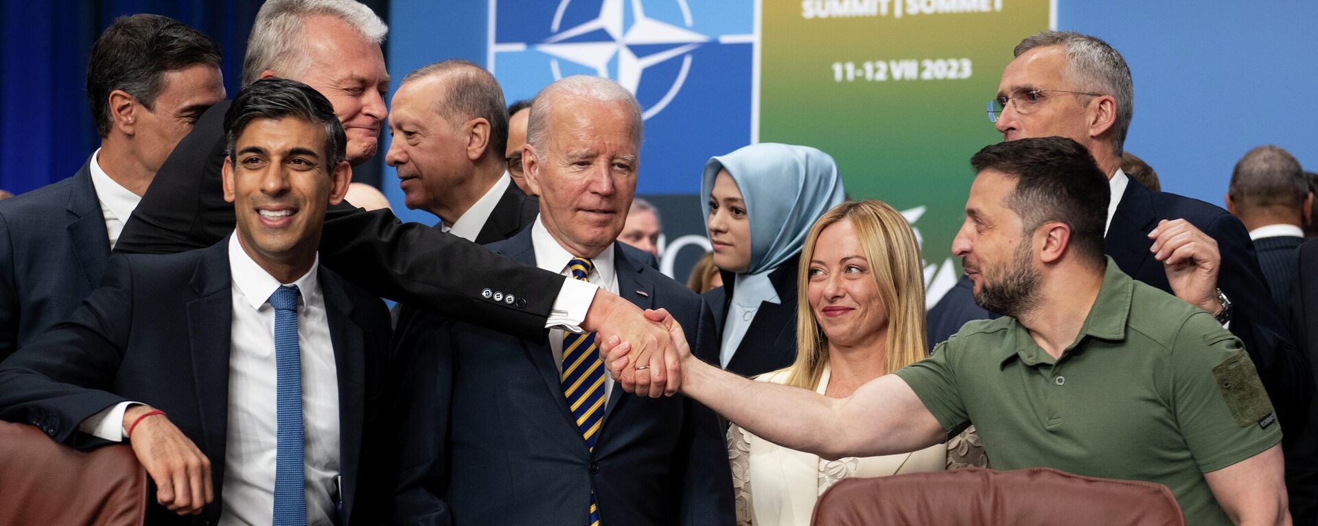 Presidente ucraniano, Vladimir Zelensky, entre os líderes dos países da OTAN durante a cúpula da Aliança Atlântica em Vilnius, Lituânia, 12 de julho de 2023 - Sputnik Brasil, 1920, 12.07.2023