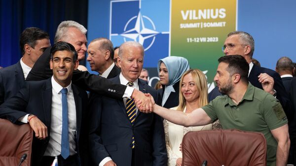 Presidente ucraniano, Vladimir Zelensky, entre os líderes dos países da OTAN durante a cúpula da Aliança Atlântica em Vilnius, Lituânia, 12 de julho de 2023 - Sputnik Brasil