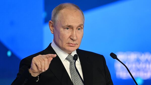 O presidente russo Vladimir Putin ao discursar durante uma sessão plenária do Fórum de Tecnologias do Futuro no World Trade Center em Moscou, Rússia - Sputnik Brasil