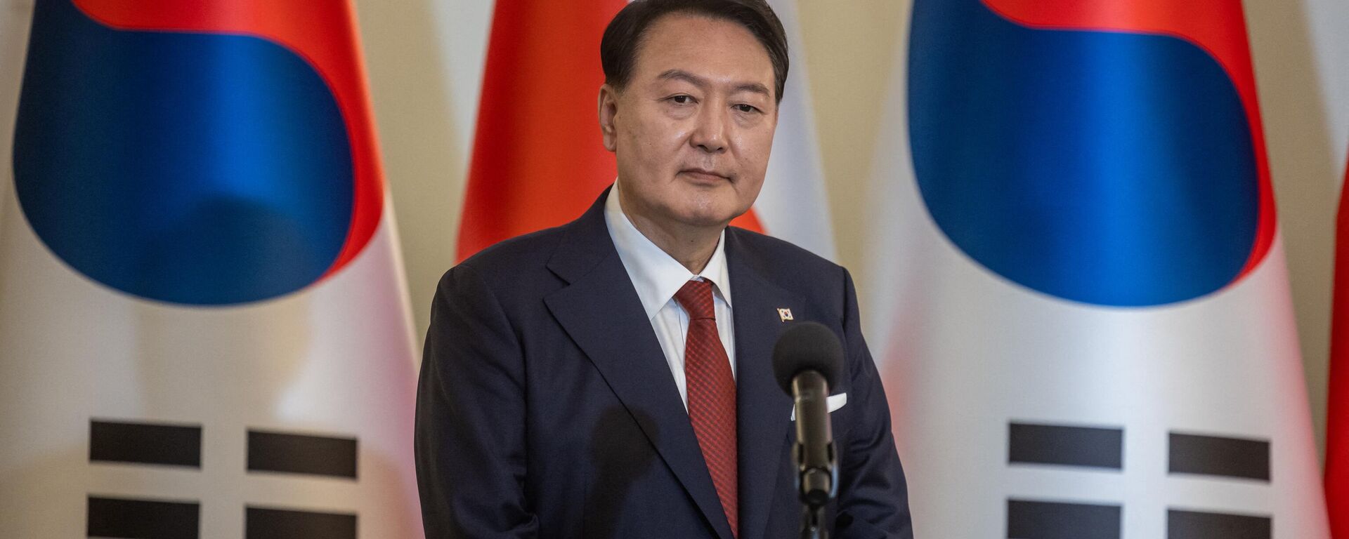 Yoon Suk Yeol, presidente da Coreia do Sul, dá coletiva de imprensa com seu homólogo polonês Andrzej Duda (fora da foto) no Palácio Presidencial em Varsóvia, Polônia, 13 de julho de 2023 - Sputnik Brasil, 1920, 13.07.2023